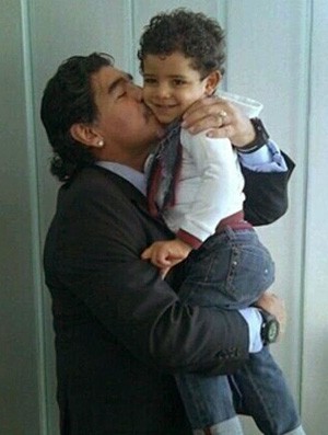 Maradona conhece filho de Cristiano Ronaldo (Foto: Reprodução)