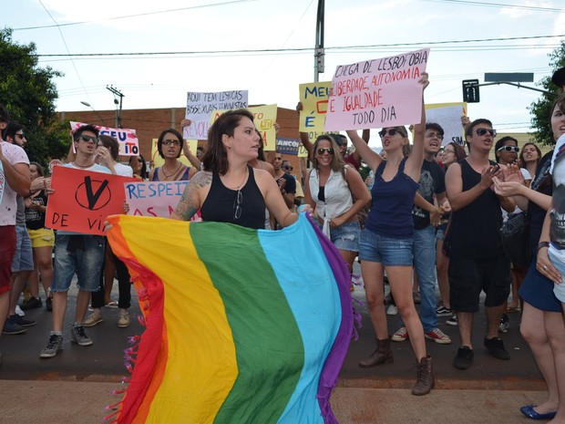 Protesto contra homofobia reuniu cerca de 50 manifestantes em frente a bar em Ribeirão Preto (Foto: Fernanda Testa/G1)