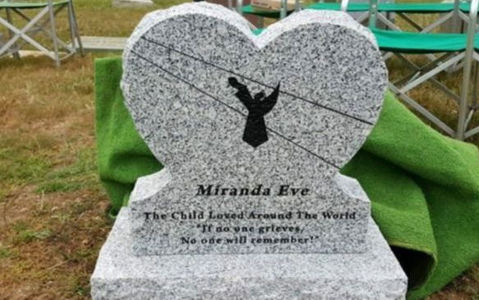 ONG fez uma nova lápide para menina com a frase 'Se não houve luto, ninguém se lembrará' (Foto: Garden of Innocence)