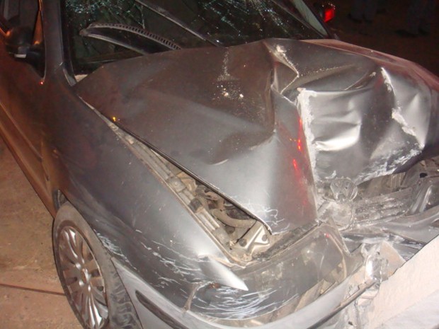 Frente do carro que atropelou policiais, em Lindóia, ficou destruída (Foto: Divulgação / Guarda Municipal)