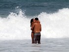 Ronaldo namora na praia do Leblon, no Rio