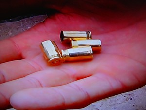 Cápsulas de bala foram encontradas no local do crime em Campos, RJ (Foto: Reprodução/InterTv RJ)