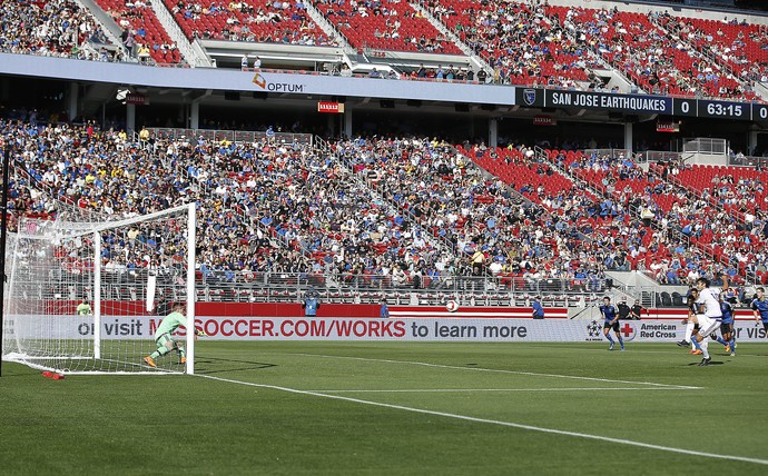 Kaká faz gol de pênalti San Jose Earthquakes x Orlando City (Foto: AP Photo/Tony Avelar)