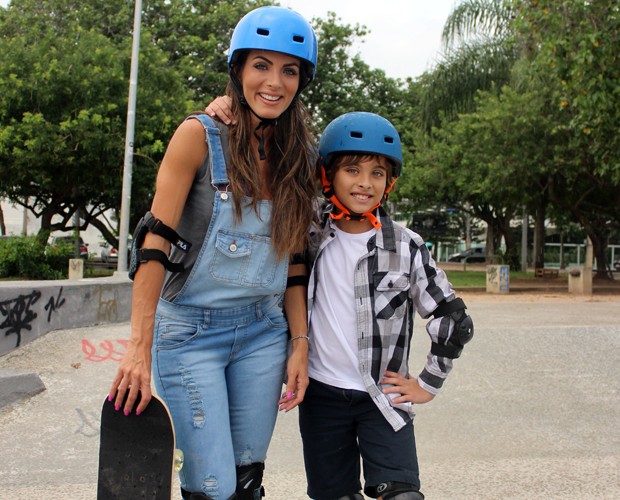 Carla Prata posa com o filho Kaue na praça onde rolou a 'aula' de skate (Foto: Arquivo Pessoal)
