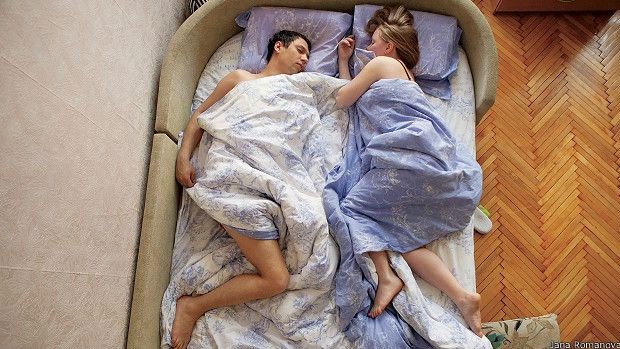A fotógrafa explicou que logo se deu conta de que as imagens não são apenas sobre casais, mas também sobre os quartos onde elas foram feitas (Foto: Jana Romanova) A fotógrafa explicou que logo se deu conta de que as imagens não são apenas sobre casais, mas também sobre os quartos onde elas foram feitas (Foto: Jana Romanova)