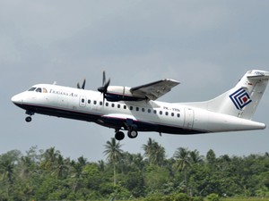 Foto de arquivo de dezembro de 2010 mostra avião da Trigana Air Service ATR42-300, similar ao que desapareceu em Papua-Nova Guiné (Foto:  AP Photo)