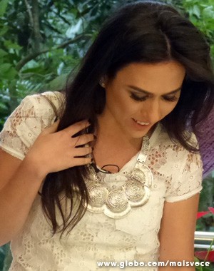 Tatá Werneck com colar e blusa branca (Foto: Mais Você / TV Globo)