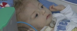 Menino de 2 anos que parece ter três meses de idade intriga médicos (Reprodução/RBS TV)