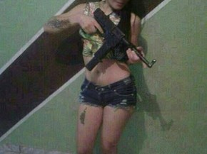 Jovem se exibia com armas em fotos enviadas pelo WhatsApp (Foto: Reprodução/WhatsApp)