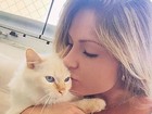 Renata D'Ávila posa com gatinho, mas decote é que chama atenção