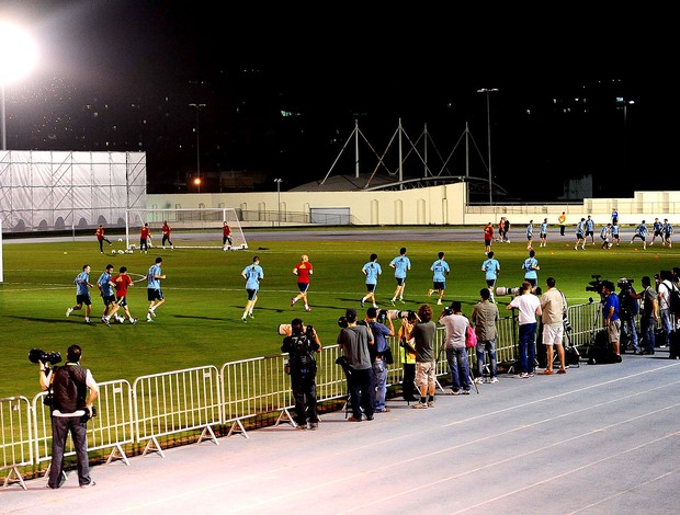 jogadores treino Espanha no Engenhão (Foto: Marcos Ribolli / Globoesporte.com)