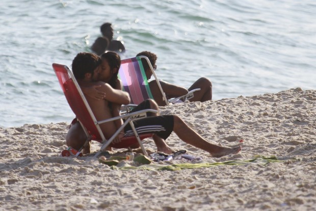Bruno Gissoni com a namorada na praia (Foto: Dilson Silva / AgNews)