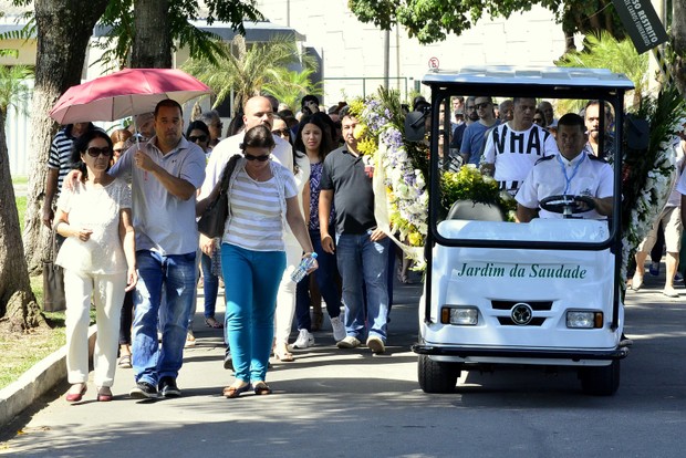 Solange Correa, viúva do músico Roberto Correa, do Golden Boys, vai ao enterrado do artista no Rio (Foto: Roberto Teixiera/ Ego)
