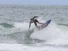Cauã Reymond tem dia de surfe no Rio de Janeiro e mostra 'cofrinho'