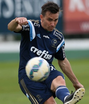 Brigando por vaga, Mouche treina até em dia de folga no Palmeiras