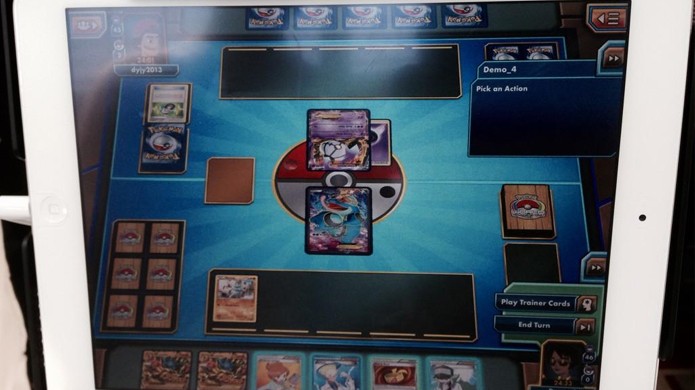 Pokémon Trading Card Game Online é fotografado no iPad (Foto: Josh Wittenkeller)