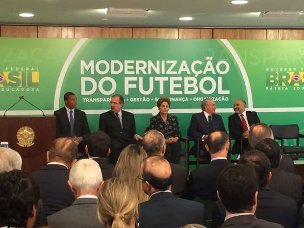 O goleiro Dida; o ministro-chefe da Casa Civil, Aloizio Mercadante; a presidente Dilma Rousseff; o vice-presidente Michel Temer; e o presidente do Flamengo, Eduardo Bandeira de Mello (Foto: Filipe Matoso/G1)