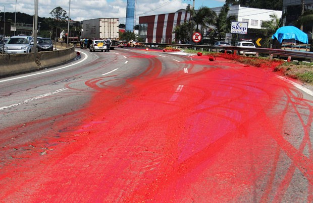 Rodovia ficou vermelha depois de acidente com caminhão (Foto: Alex Falcão/Futura Press/Estadão Conteúdo) Rodovia ficou vermelha depois de acidente com caminhão (Foto: Alex Falcão/Futura Press/Estadão Conteúdo)