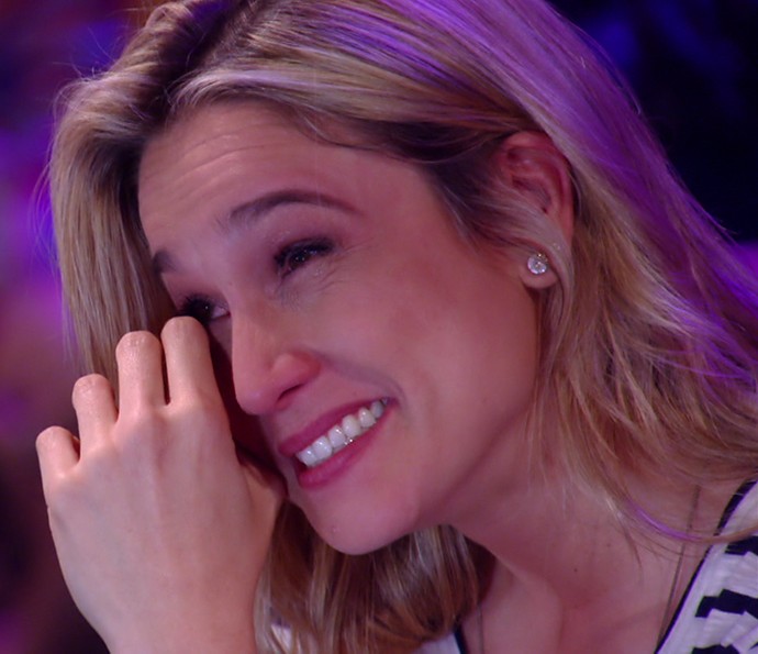 Fernanda Gentil chora com homenagem da sua família (Foto: TV Globo)