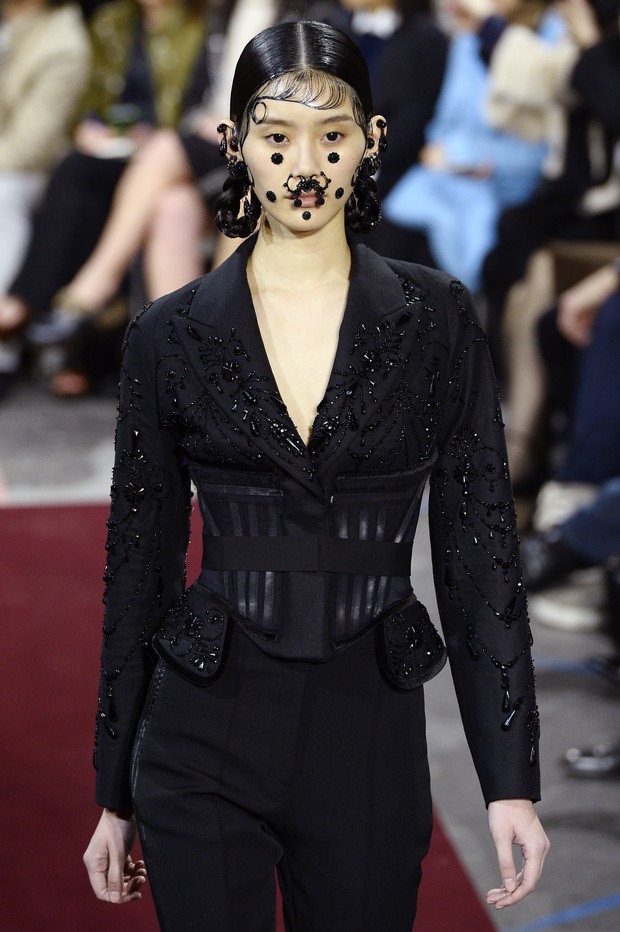 Modelo no desfile da Givenchy (Foto: Agência Getty Images)