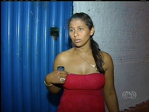 Mãe de aluno foi barrada em escola de Palmas por causa do vestido (Foto: Reprodução/TV Anhanguera)