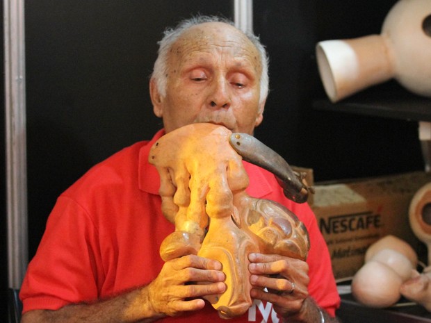Mestre Nado toca ocarina customizada, a "ocarinado" (Foto: Aldo Carneiro/Pernambuco Press) Mestre Nado toca ocarina customizada, a "ocarinado" (Foto: Aldo Carneiro/Pernambuco Press)