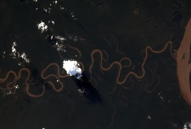  Quando passou pela floresta amazônica, o astronauta tuitou: "Um riozinho rabiscado alimenta o poderoso (rio) Amazonas" (Foto: Chris Hadfield/NASA)
