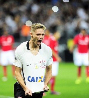 Feliz no Corinthians, Marlone usará broche do clube no Puskás: 