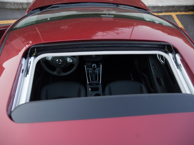 Teto solar também é exclusivo do sedã da Nissan (Foto: Marcelo Brandt / G1)