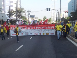 Manifestantes deixam a avenida da praia (Foto: Bruno Gutierrez / G1)