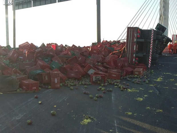Carga ficou espalhada pela rodovia após acidente (Foto: Divulgação/PRF)