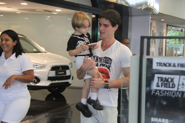 Jonatas Faro passeia com o filho Guy (Foto:  Daniel Delmiro/AgNews )