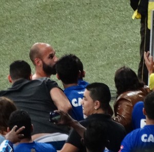 Bruno Rodrigo "faz a pazes" com a torcida e entrega camisa para torcedores (Foto: Maurício Paulucci) Bruno Rodrigo "faz a pazes" com a torcida e entrega camisa para torcedores (Foto: Maurício Paulucci)