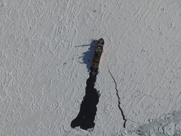 Imagem aérea mostra o navio Aurora Australis, um quebra-gelo que transportou o robô submarino ao continente gelado (Foto: Divisão Antártica Australiana/Reuters)