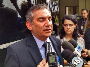 O ministro Gilberto Carvalho concede entrevista após proferir palestra na Universidade de Brasília (Foto: Lucas Salomão / G1)