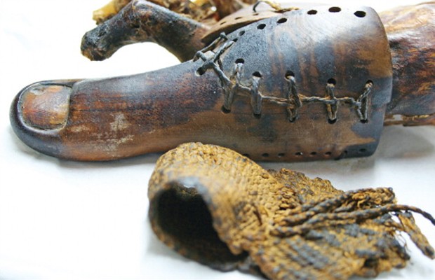 Dedão de couro e madeira encontrado em múmia feminina no Egito (Foto: Divulgação/Museu Egípcio do Cairo/"The Lancet")