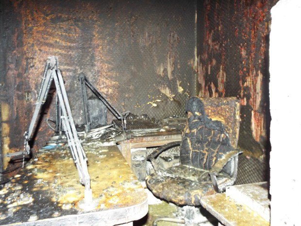 Estúdio da rádio foi destruído pelas chamas (Foto: Coletiva FM de Cristal do Sul) Estúdio da rádio foi destruído pelas chamas (Foto: Coletiva FM de Cristal do Sul)