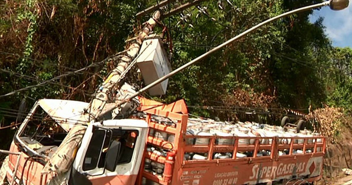 G1 Caminhão de gás bate em poste no Bairro Jardim Glória em Juiz de Fora notícias em Zona da G1 Caminhão de gás bate em poste no Bairro Jardim Glória em Juiz de Fora notícias em Zona da
