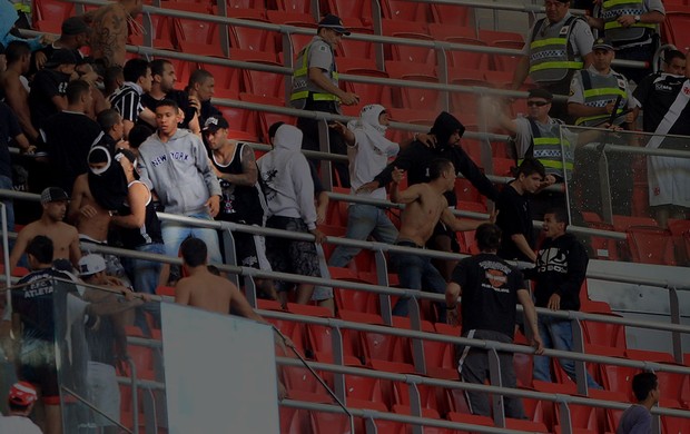 cleuter Briga torcida corinthians e vasco estádio mané Garrincha (Foto: Ed Ferreira / Agência Estado)