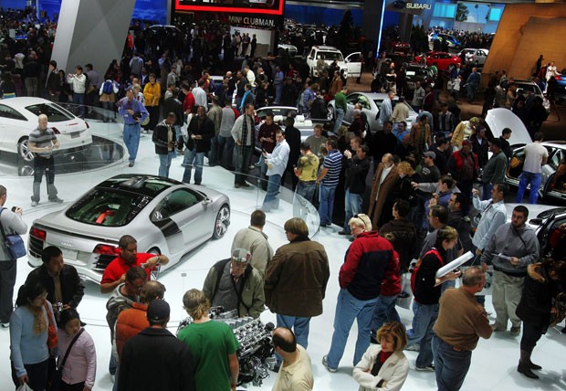 Janeiro de 2008 - Visitantes observam carros expostos no estande da Audi no Salão de Detroit (Foto: Jerry S. Mendoza/AP/Arquivo)