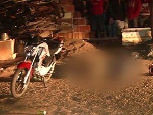 Dupla executou jovem que conversava com amigo em calçada, em Santa Helena de Goiás (Foto: Reprodução/ TV Anhanguera)