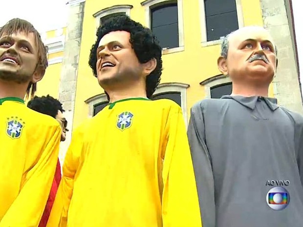 Bonecos gigantes de Olinda marcam presença na Fan Fest do Recife (Foto: Reprodução / TV Globo)