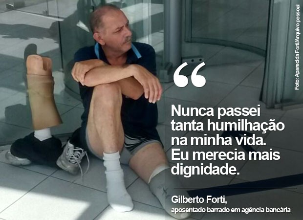 Aposentado Gilberto Forti tirou a prótese e ficou de joelhos na entrada da agência da Caixa (Foto: Aparecida Forti/Arquivo pessoal)