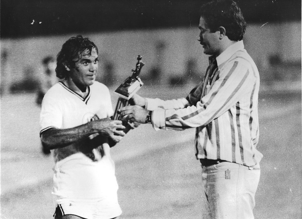 Adelino recebe homenagem pelo seu feito mais marcante: oito gols num mesmo jogo (Foto: Reprodução / Treze Futebol Clube: 80 Anos de História)