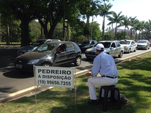 Pedreiro usa placa para anunciar serviços em Campinas (Foto: Clara Rios/G1)