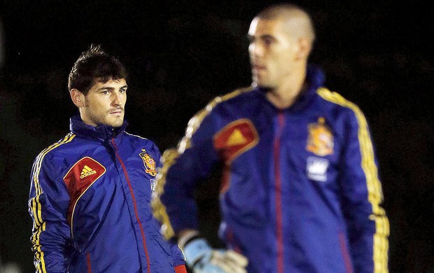 Casillas e Valdés treino Espanha (Foto: EFE)