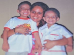 Guilherme, a tia e o irmão em uma festinha do Gacc (Foto: Gacc/Divulgação)