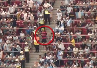 Líder barra-brava é localizado no Mané Garrincha (DF), e nem se incomoda com vários PMs nas arquibancadas e apenas um steward (Foto: TV Globo/reprodução) Líder barra-brava é localizado no Mané Garrincha (DF), e nem se incomoda com vários PMs nas arquibancadas e apenas um steward (Foto: TV Globo/reprodução)