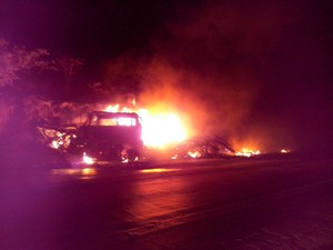 Caminhões pegaram fogo após acidente (Foto: Divulgação / Polícia Rodoviária Federal)