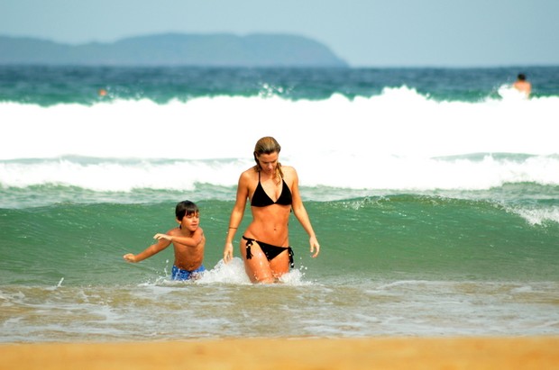 Carolina Dieckmann com o filho (Foto: MARCELO DUTRA/PHOTO RIO NEWS)